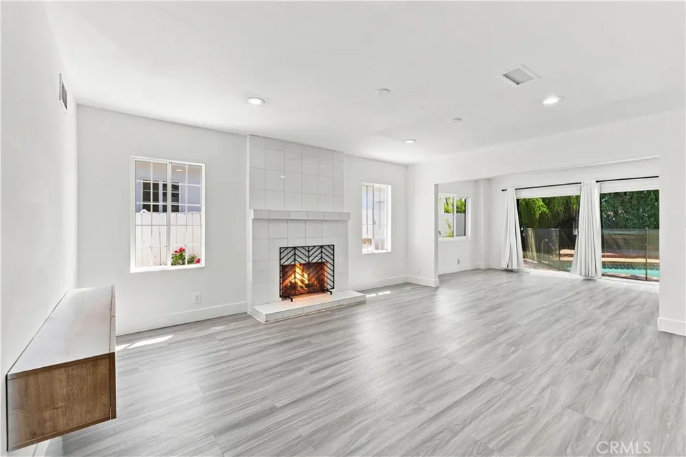5527 Beckford Avenue Tarzana, CA 91356
