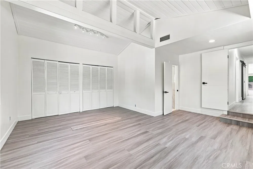 5527 Beckford Avenue Tarzana, CA 91356