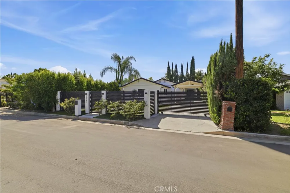 5527 Beckford Avenue Tarzana, CA 91356