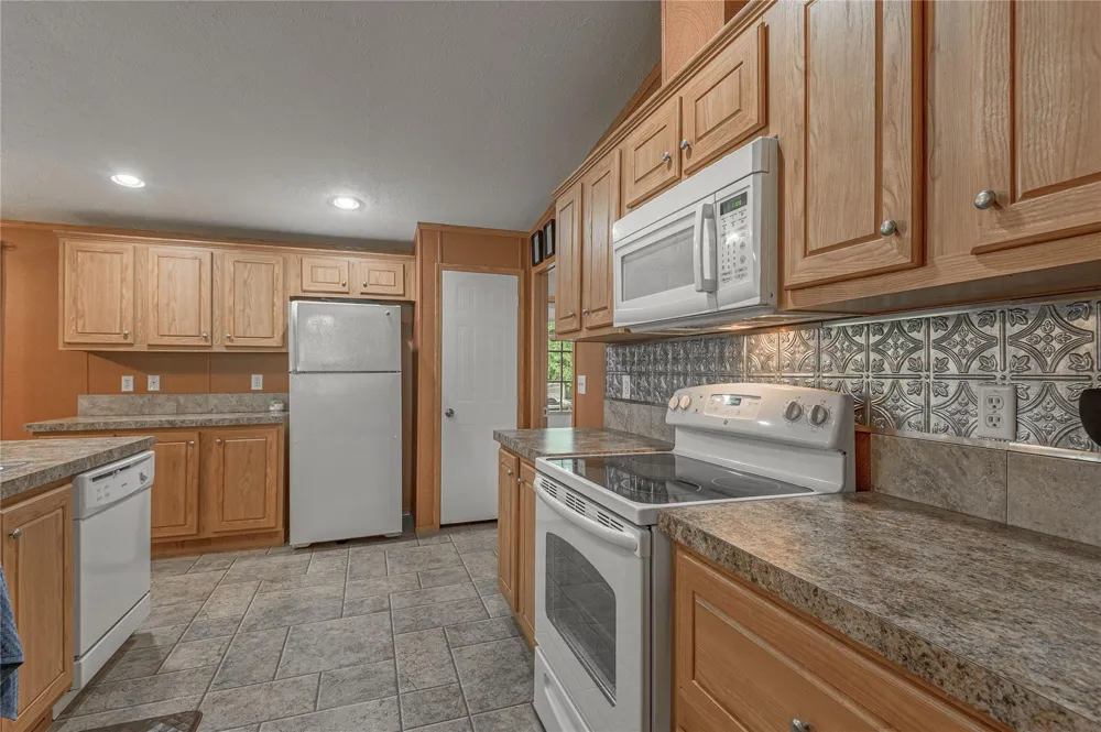 221 Chestnut Bend Huntsville, TX 77320