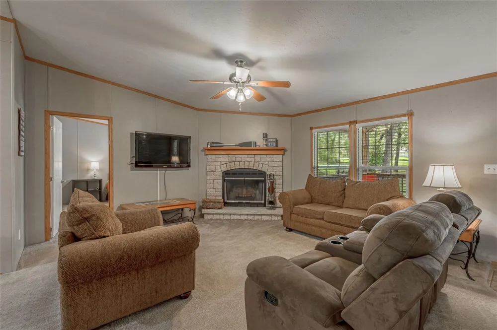 221 Chestnut Bend Huntsville, TX 77320