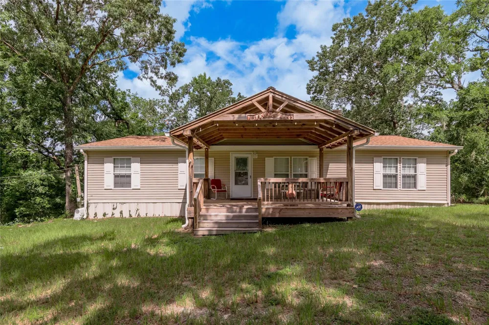 221 Chestnut Bend Huntsville, TX 77320