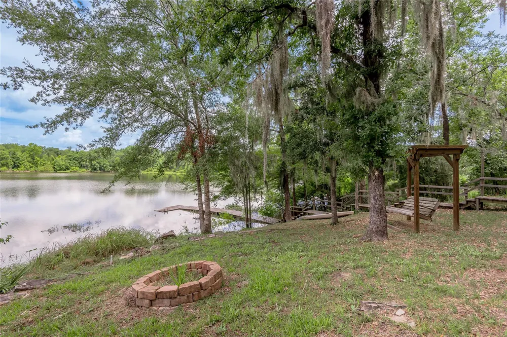 221 Chestnut Bend Huntsville, TX 77320