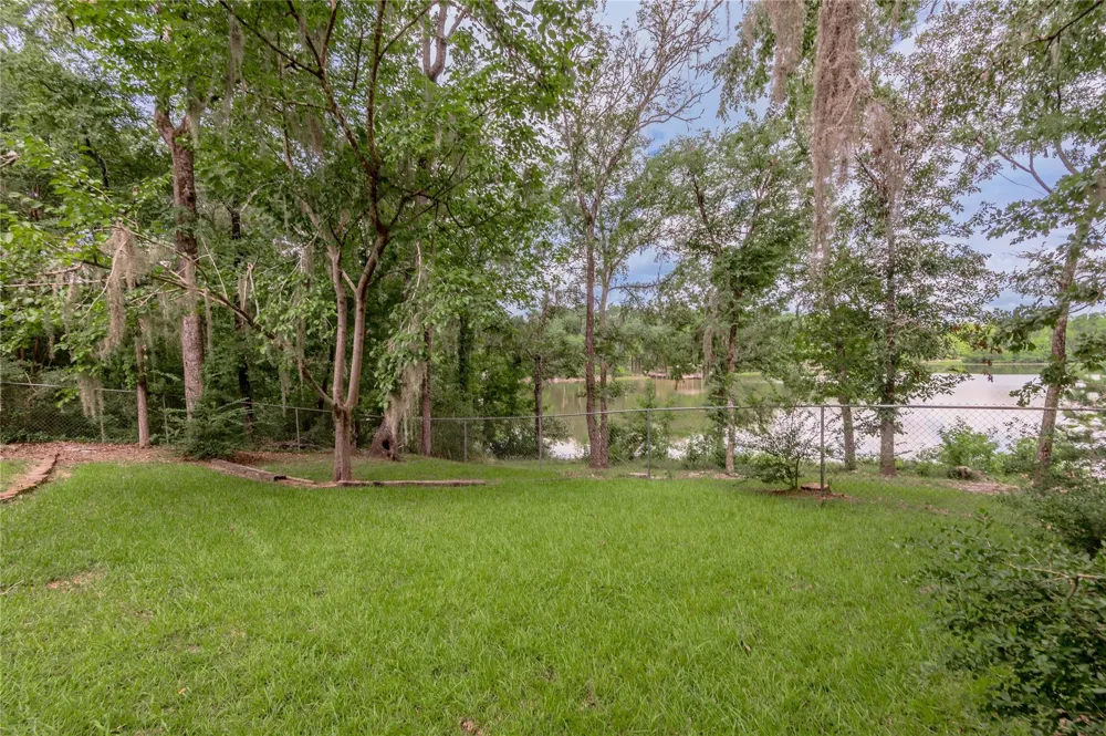 221 Chestnut Bend Huntsville, TX 77320