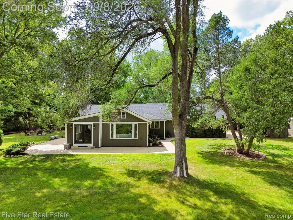 9045 Commerce Road Commerce Charter Township, MI 48382