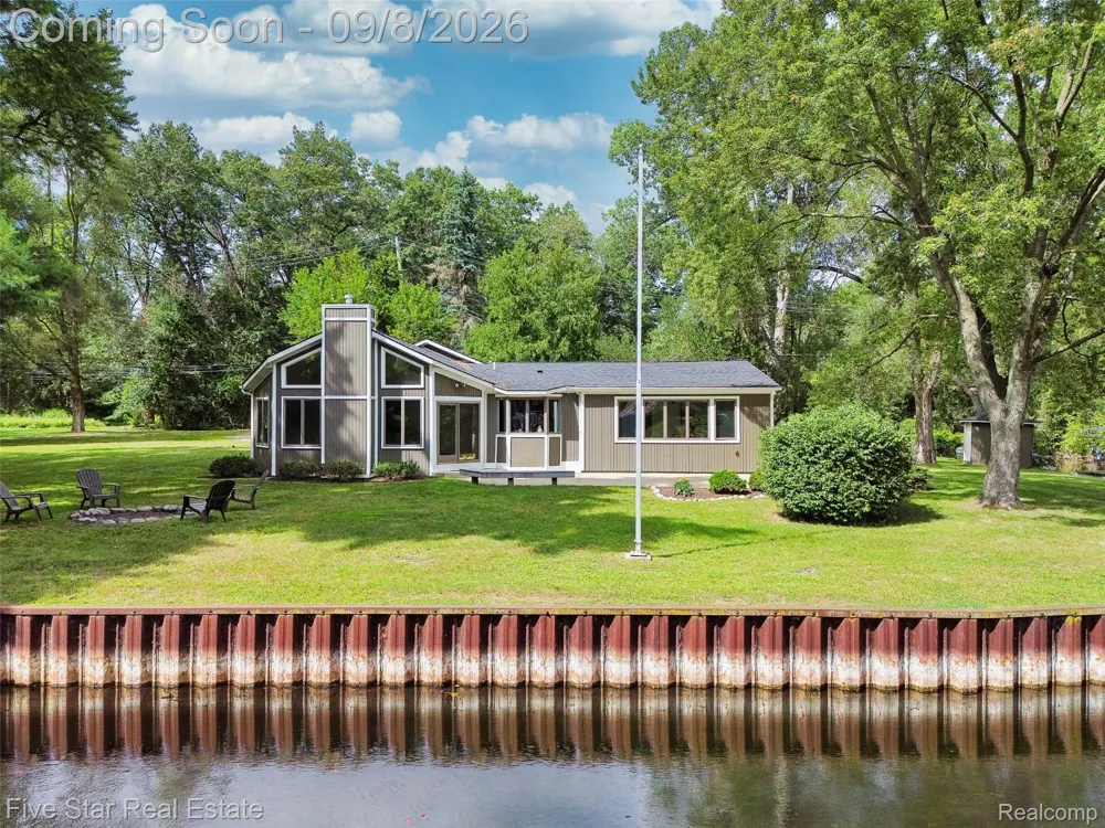 9045 Commerce Road Commerce Charter Township, MI 48382