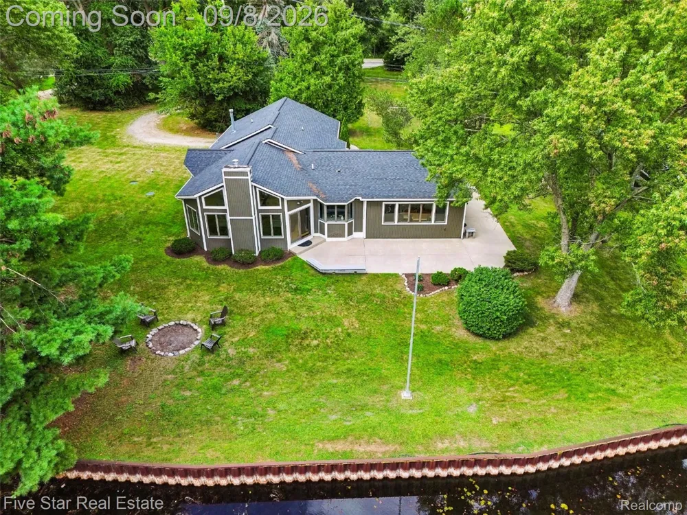 9045 Commerce Road Commerce Charter Township, MI 48382