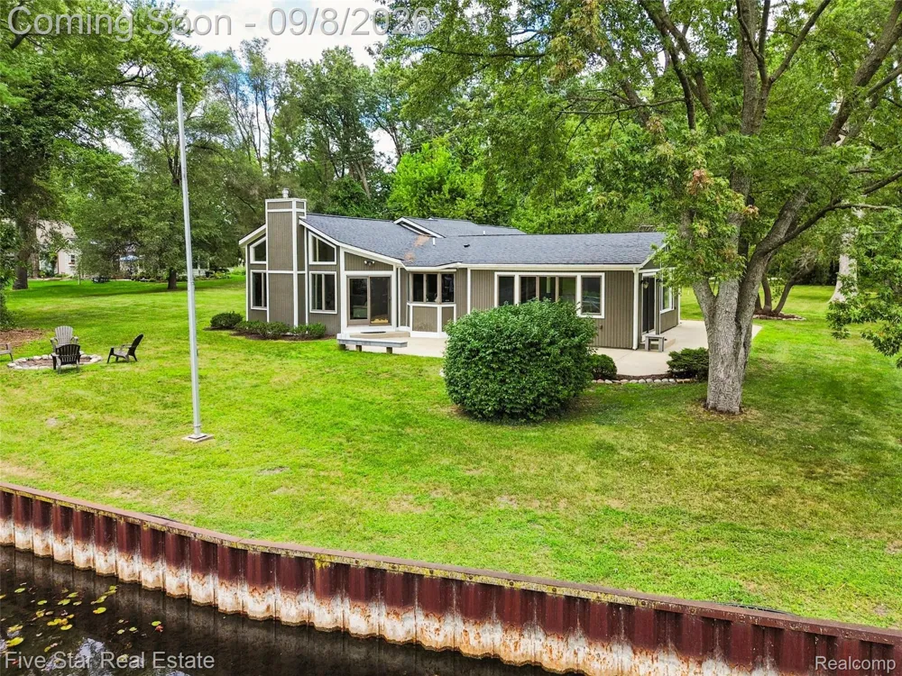 9045 Commerce Road Commerce Charter Township, MI 48382