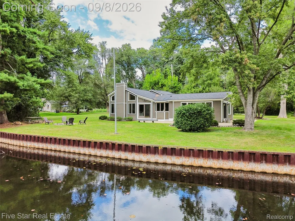 9045 Commerce Road Commerce Charter Township, MI 48382