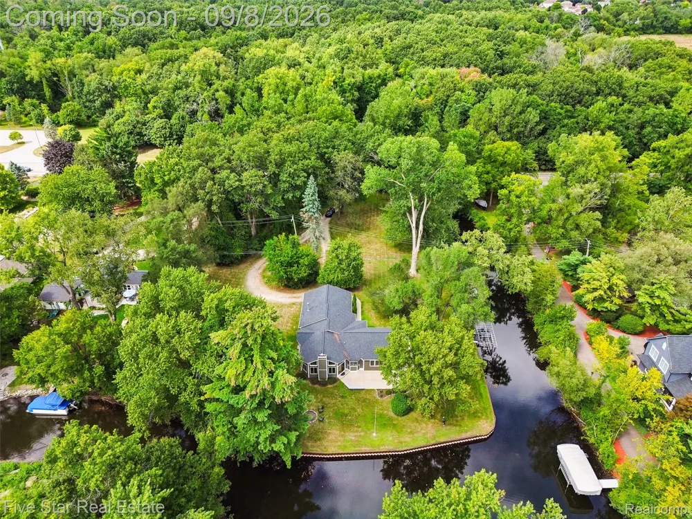 9045 Commerce Road Commerce Charter Township, MI 48382