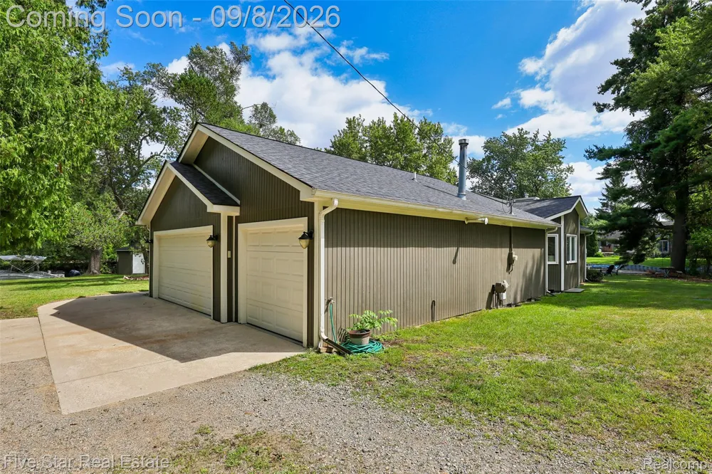 9045 Commerce Road Commerce Charter Township, MI 48382