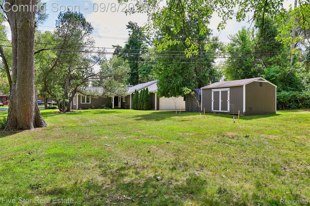 9045 Commerce Road Commerce Charter Township, MI 48382