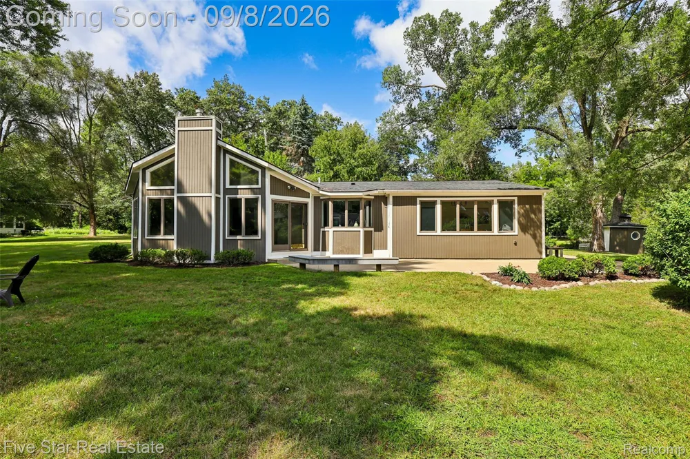 9045 Commerce Road Commerce Charter Township, MI 48382