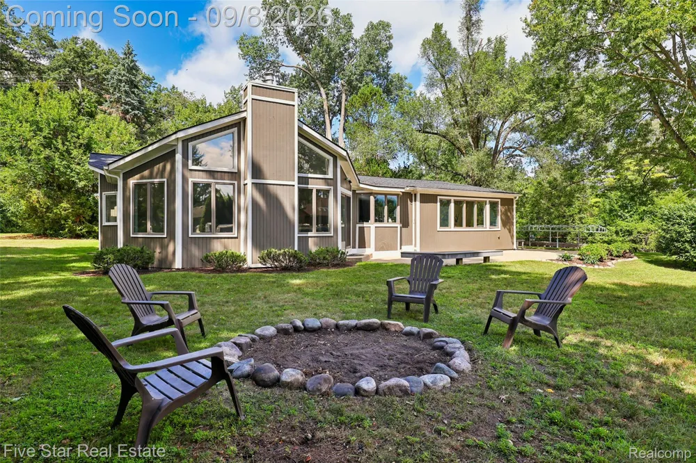 9045 Commerce Road Commerce Charter Township, MI 48382