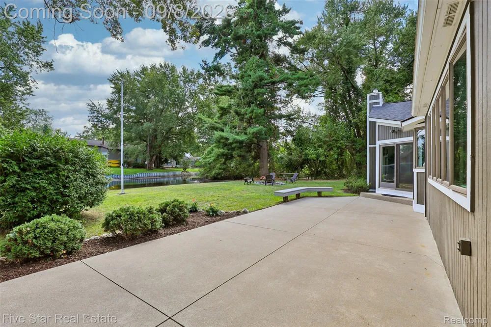 9045 Commerce Road Commerce Charter Township, MI 48382