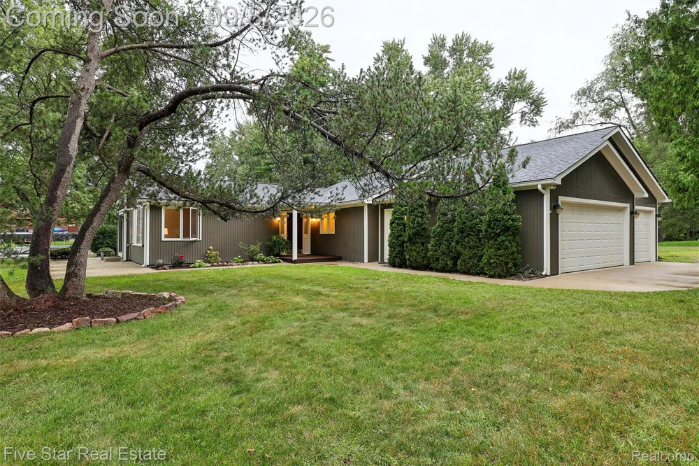 9045 Commerce Road Commerce Charter Township, MI 48382