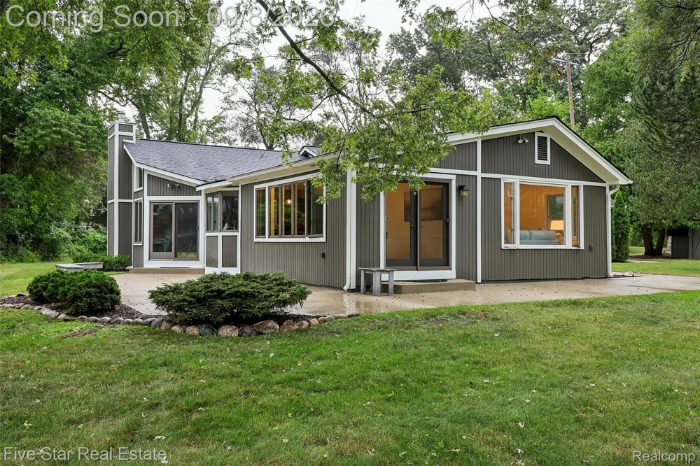 9045 Commerce Road Commerce Charter Township, MI 48382