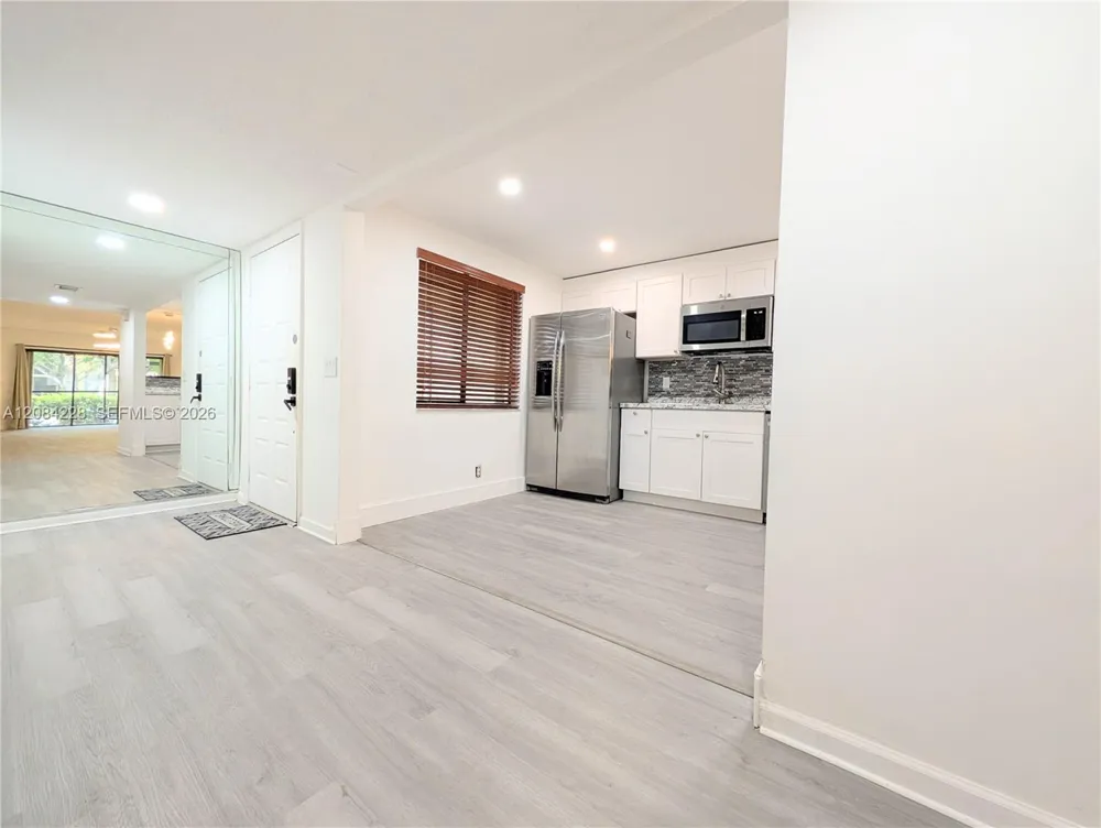 310 Lakeview Dr #105 Weston, FL 33326