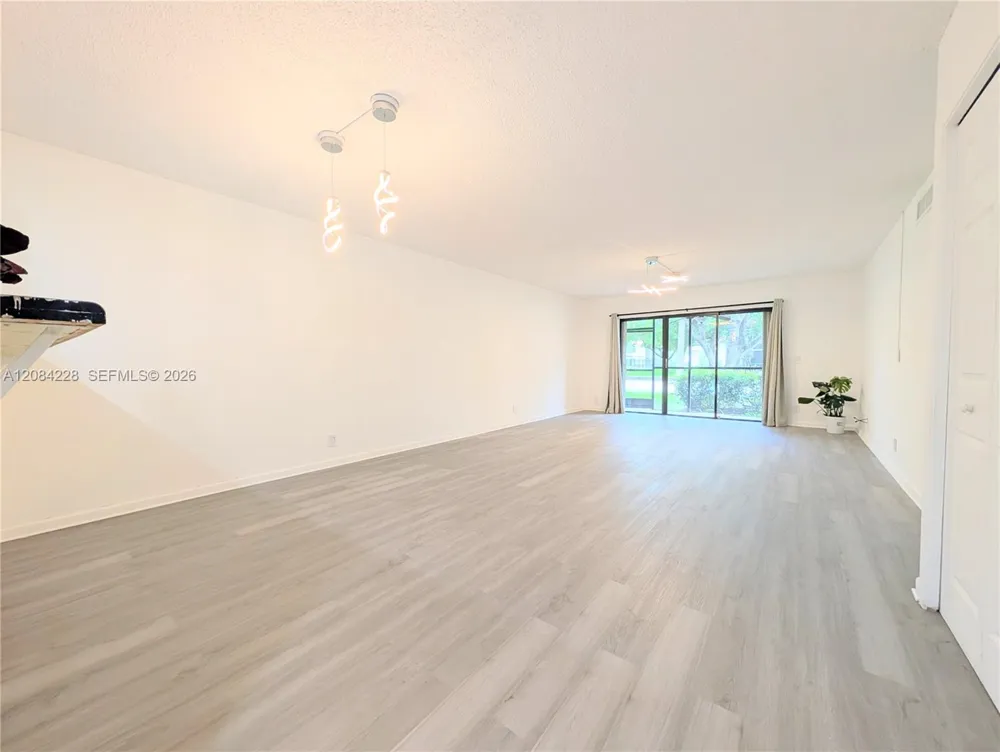 310 Lakeview Dr #105 Weston, FL 33326