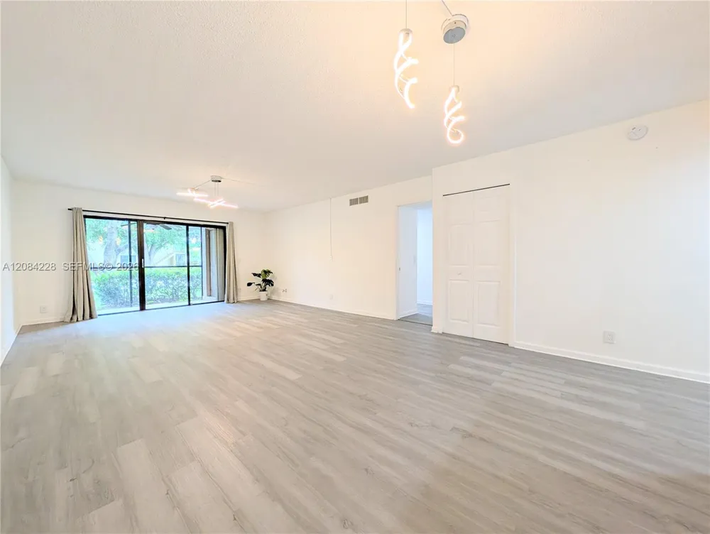 310 Lakeview Dr #105 Weston, FL 33326
