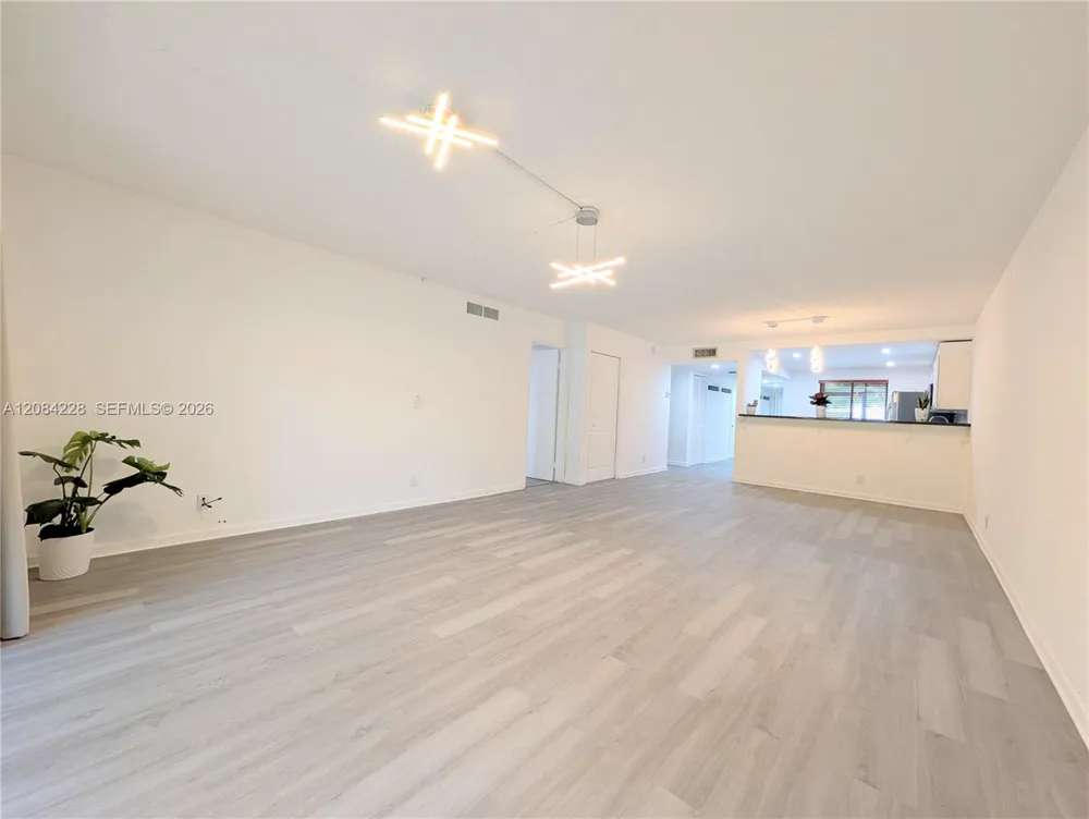 310 Lakeview Dr #105 Weston, FL 33326