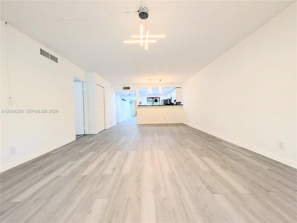 310 Lakeview Dr #105 Weston, FL 33326