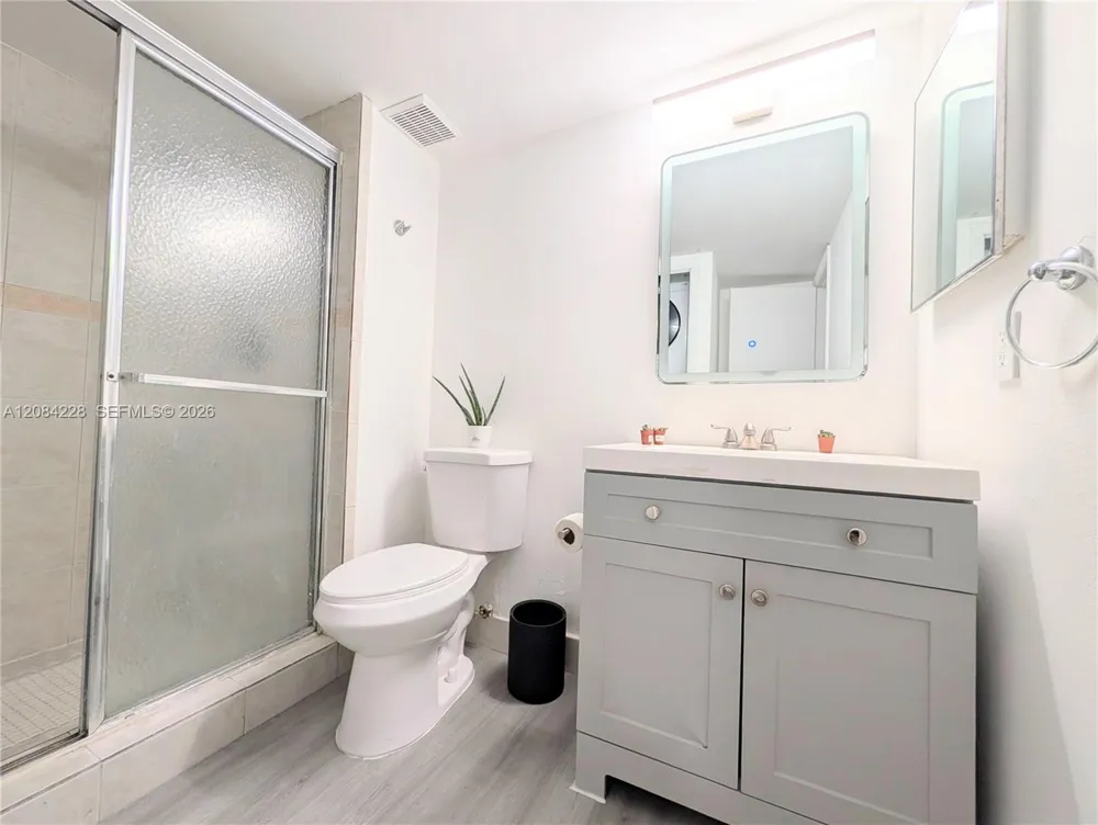 310 Lakeview Dr #105 Weston, FL 33326