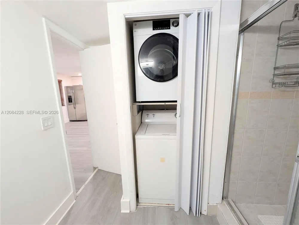 310 Lakeview Dr #105 Weston, FL 33326