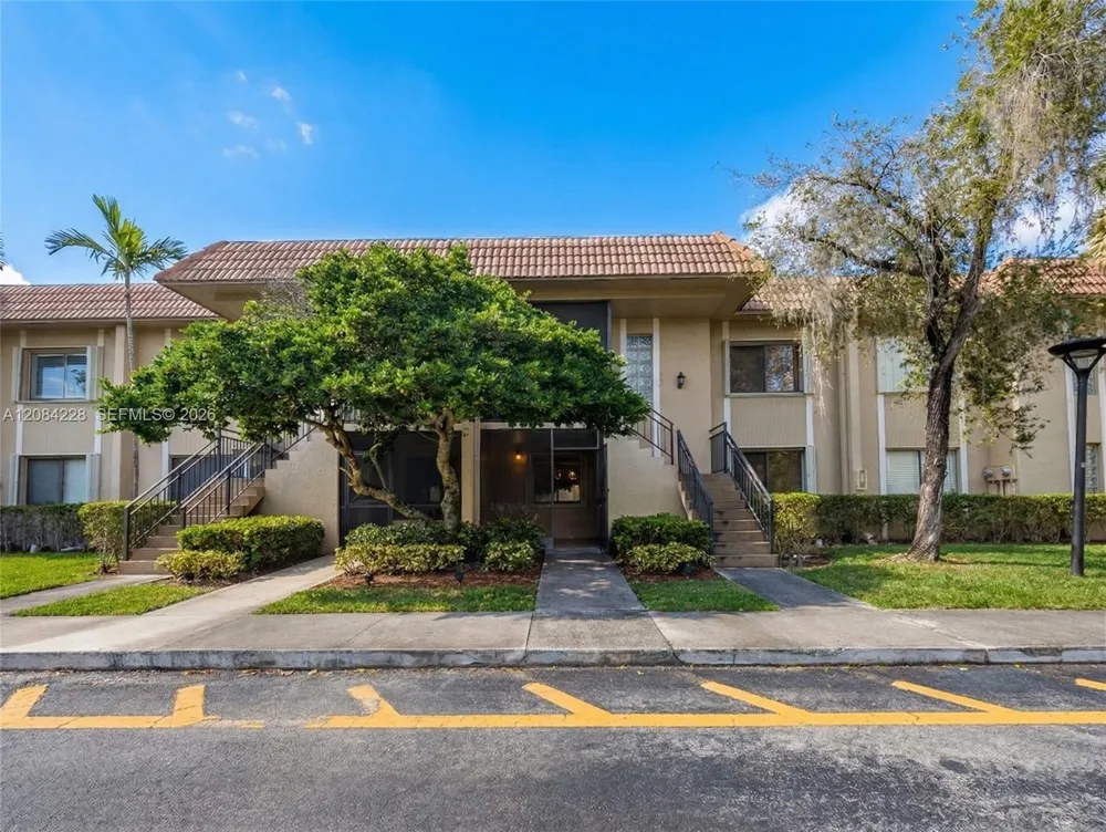 310 Lakeview Dr #105 Weston, FL 33326