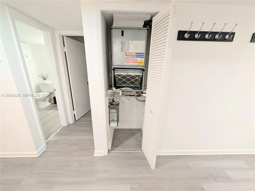 310 Lakeview Dr #105 Weston, FL 33326