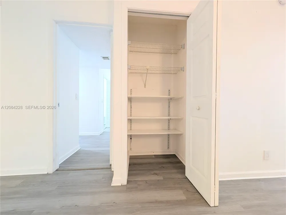 310 Lakeview Dr #105 Weston, FL 33326