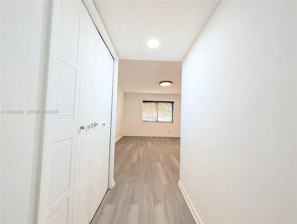 310 Lakeview Dr #105 Weston, FL 33326