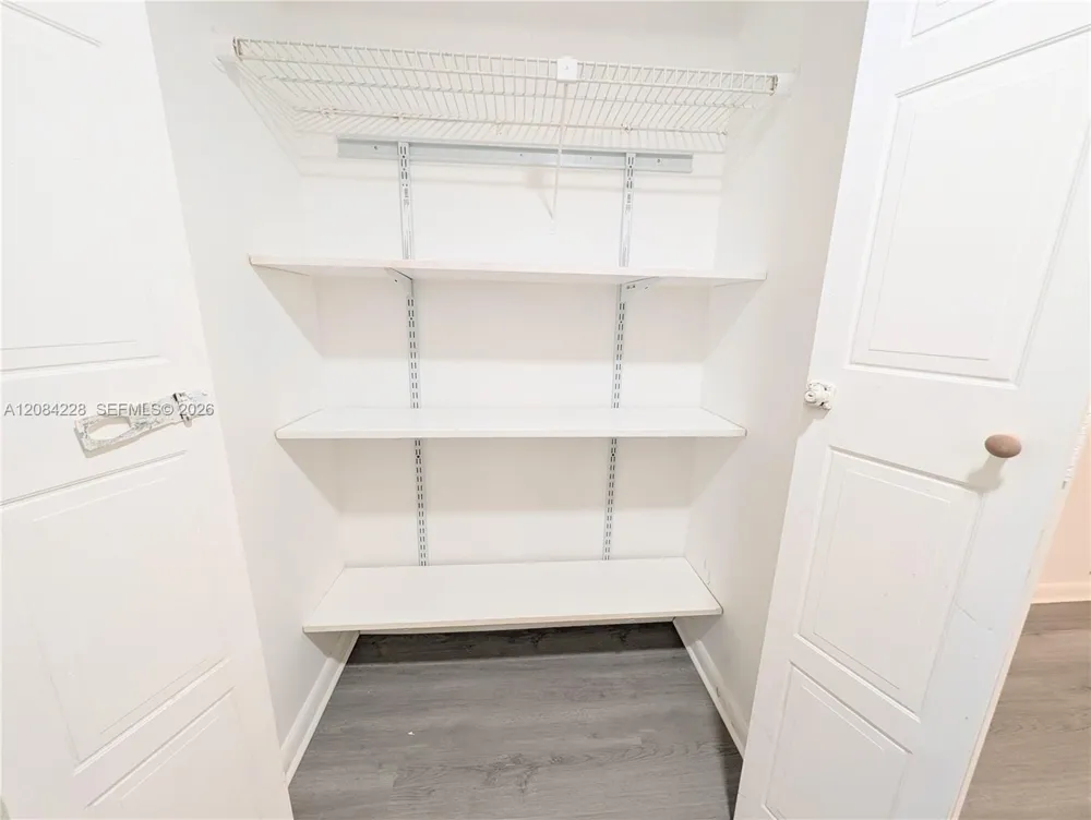 310 Lakeview Dr #105 Weston, FL 33326