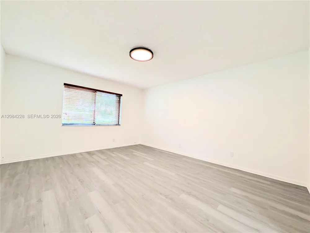 310 Lakeview Dr #105 Weston, FL 33326