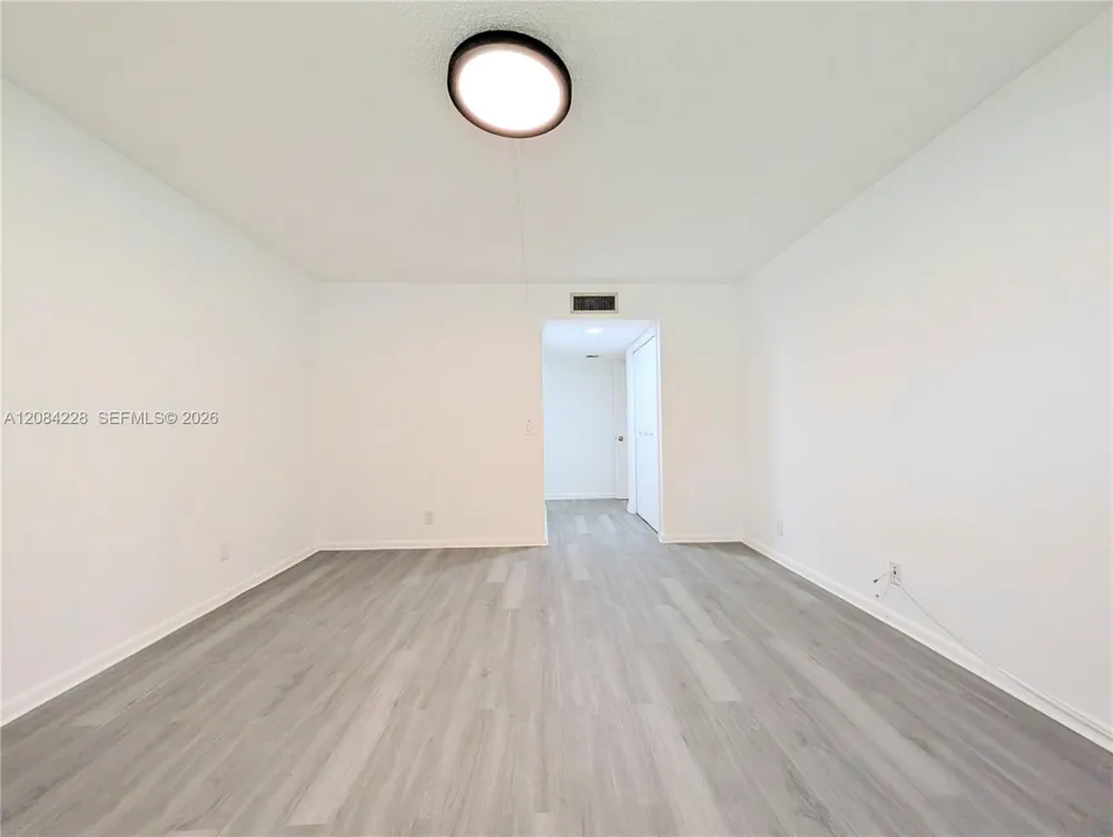 310 Lakeview Dr #105 Weston, FL 33326