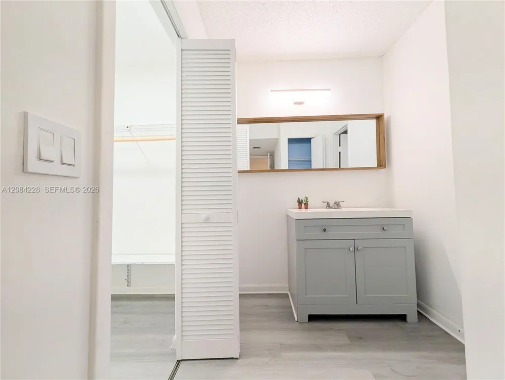 310 Lakeview Dr #105 Weston, FL 33326