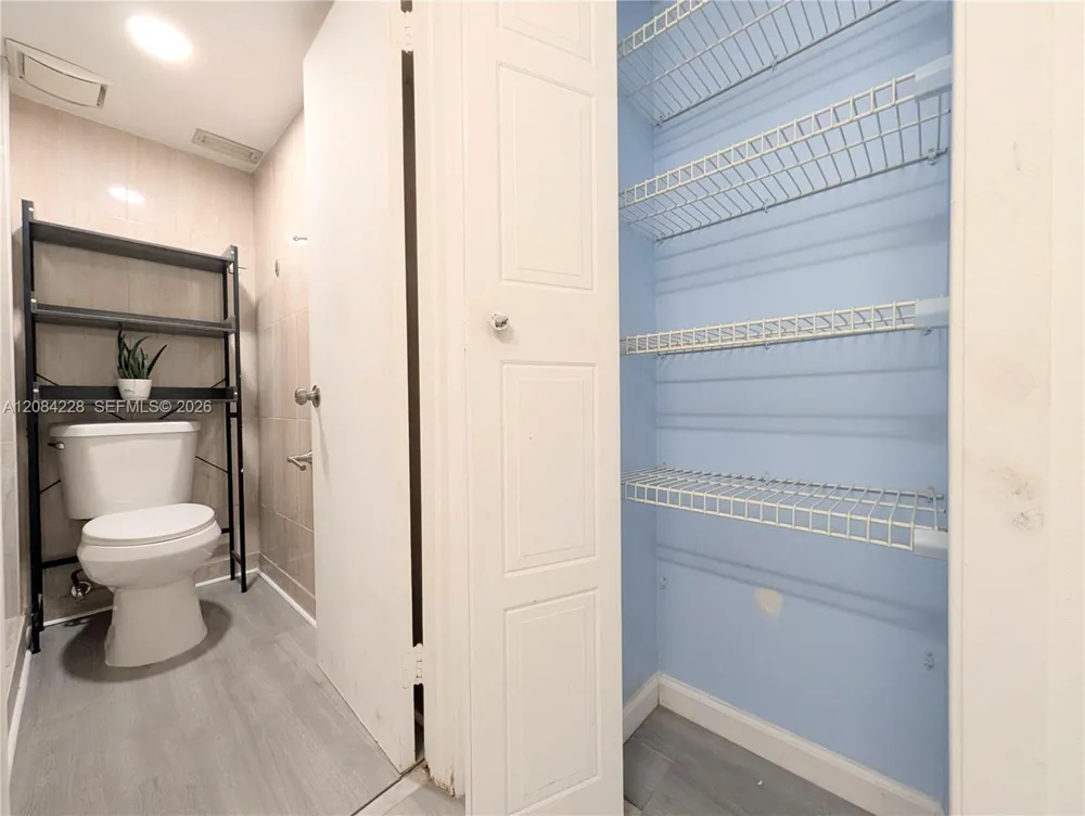 310 Lakeview Dr #105 Weston, FL 33326