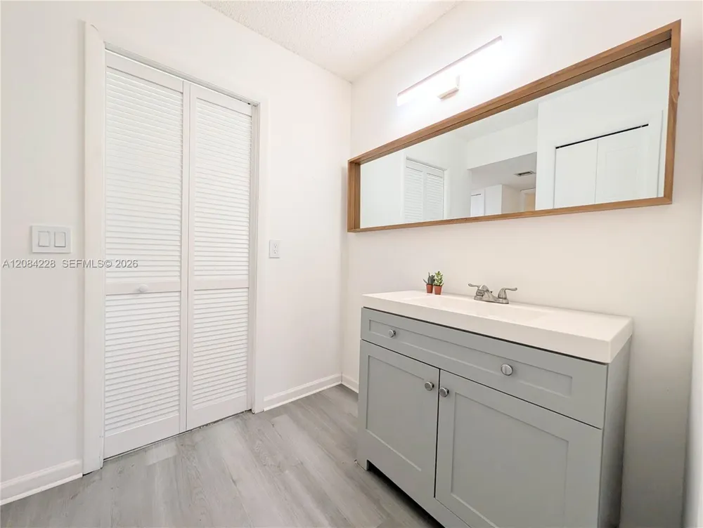 310 Lakeview Dr #105 Weston, FL 33326