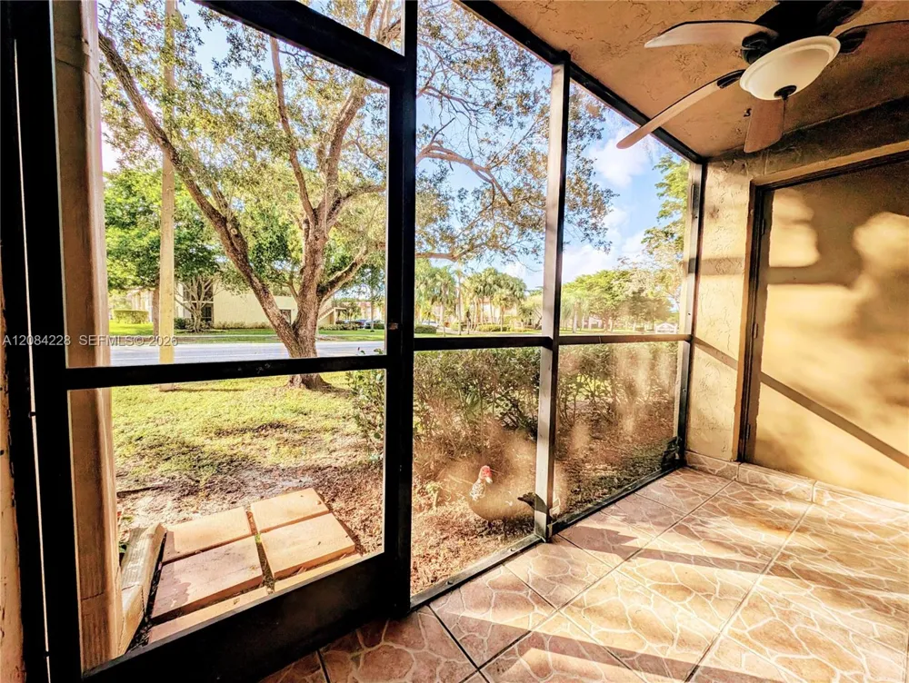 310 Lakeview Dr #105 Weston, FL 33326