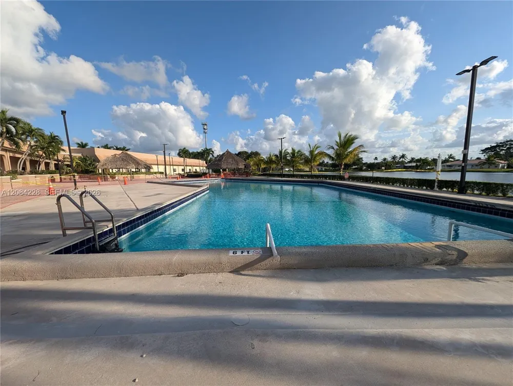 310 Lakeview Dr #105 Weston, FL 33326
