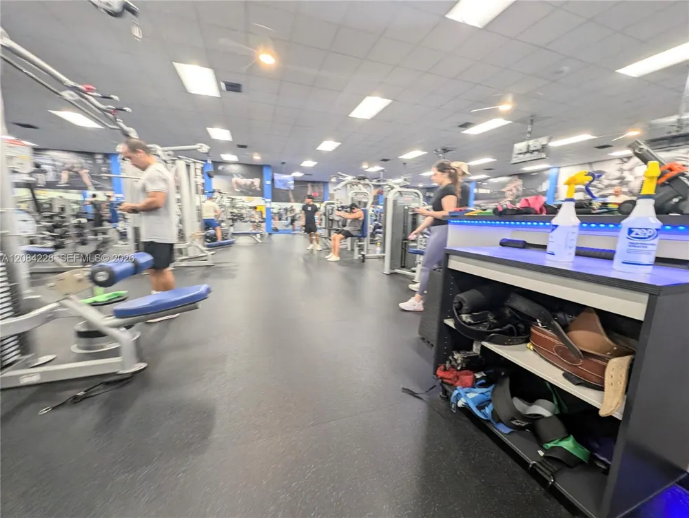 310 Lakeview Dr #105 Weston, FL 33326