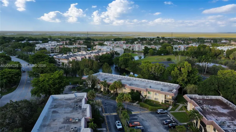 310 Lakeview Dr #105 Weston, FL 33326