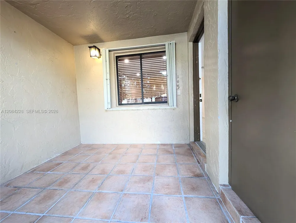 310 Lakeview Dr #105 Weston, FL 33326