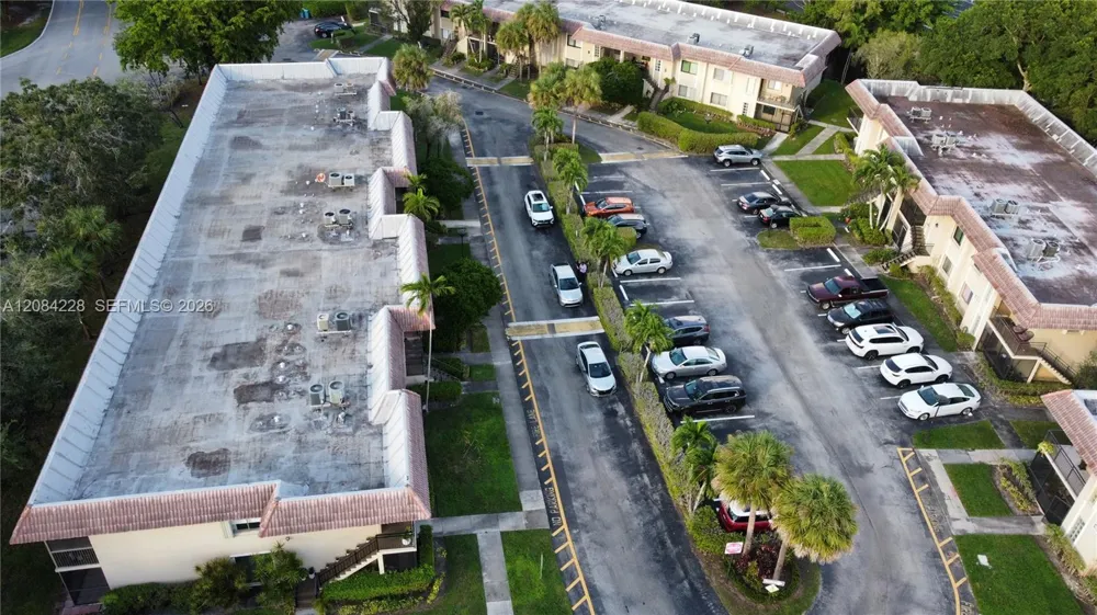 310 Lakeview Dr #105 Weston, FL 33326