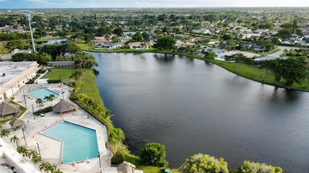 310 Lakeview Dr #105 Weston, FL 33326