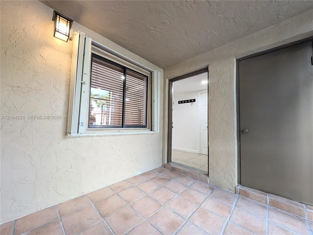 310 Lakeview Dr #105 Weston, FL 33326
