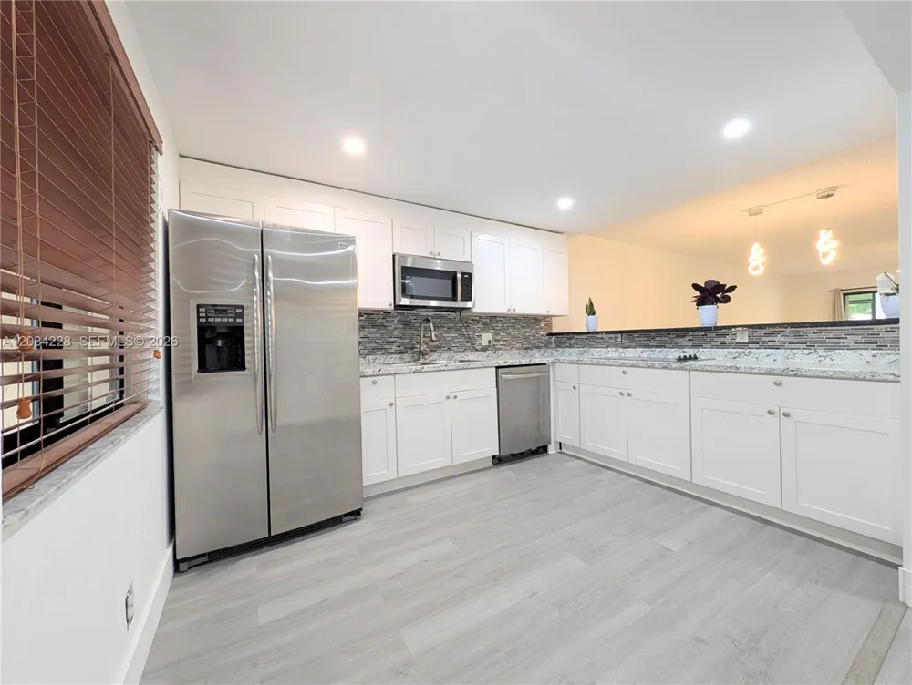 310 Lakeview Dr #105 Weston, FL 33326