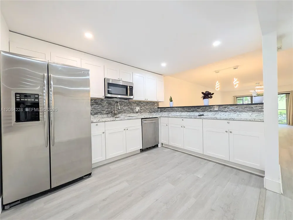 310 Lakeview Dr #105 Weston, FL 33326