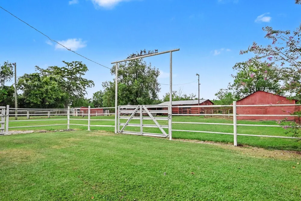 5526 Avenue F Santa Fe, TX 77510