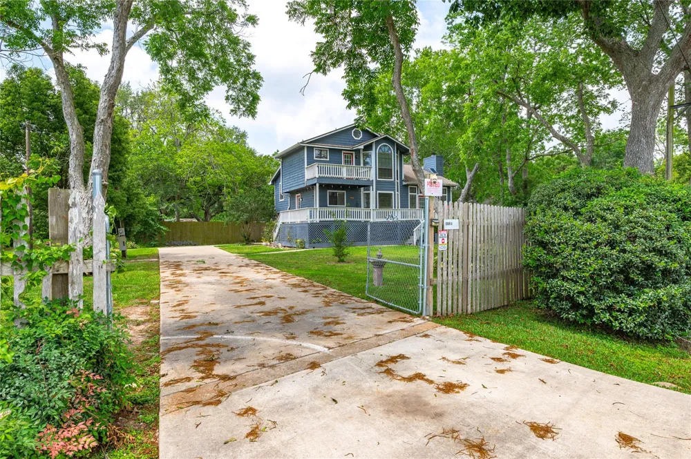 3726 Bayshore Drive Bacliff, TX 77518